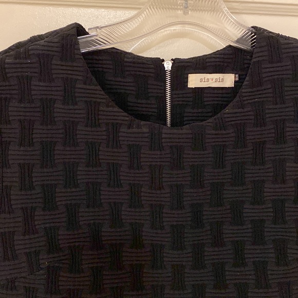 Textured cutout dress - Picture 2 of 3